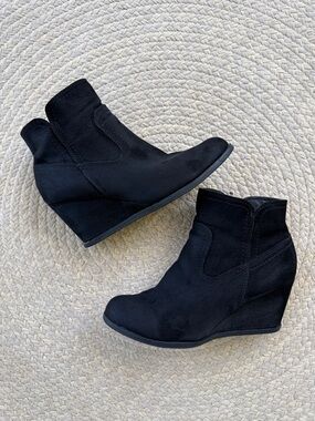 Universal Thread black wedge booties